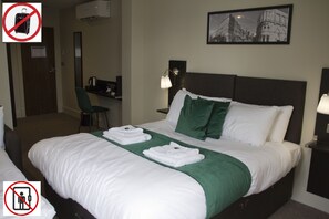 Habitación familiar | Escritorio y espacio para trabajar con laptop