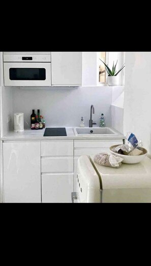 Réfrigérateur, micro-ondes, four, plaque de cuisson