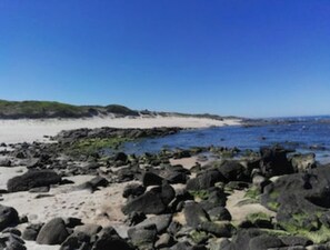 Perto da praia, espreguiçadeiras