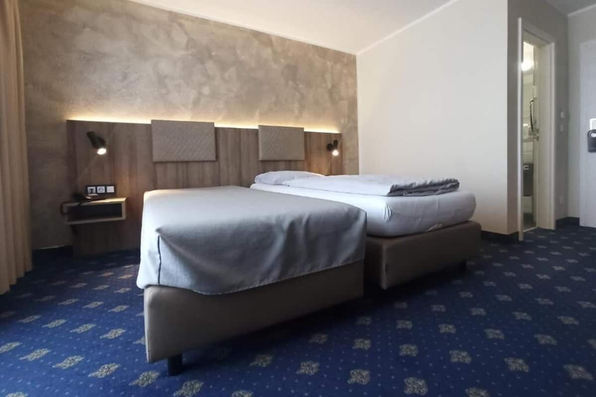 Quarto solteiro | Escrivaninha, cortinas blackout, Wi-Fi de cortesia, roupa de cama