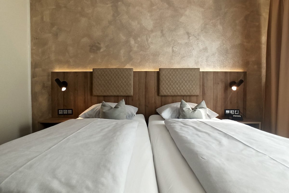 Quarto casal clássico | Escrivaninha, cortinas blackout, Wi-Fi de cortesia, roupa de cama