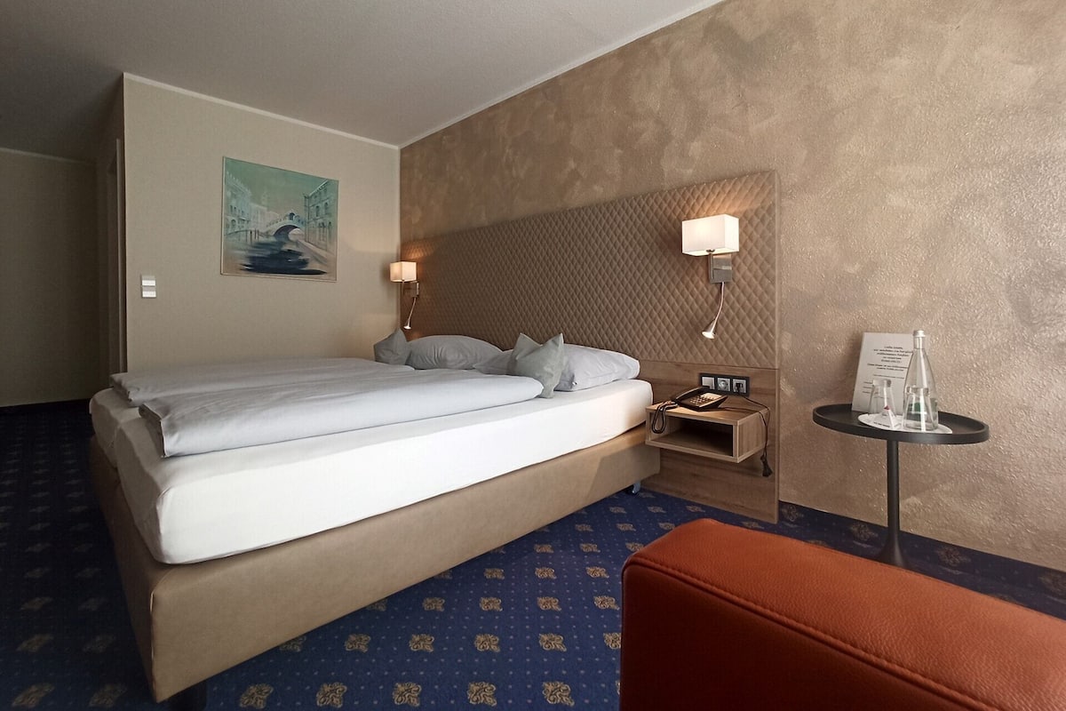 Quarto casal luxo | Escrivaninha, cortinas blackout, Wi-Fi de cortesia, roupa de cama