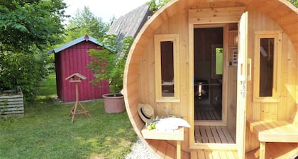 Eichhörnchen-in der Natur Zuhause-fass-sauna im Garten
