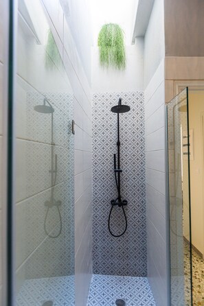 Dusche, Haartrockner, Handtücher, Seife