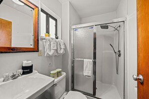 Bathroom - Riverside Cabin, minutes to Downtown Gatlinburg (Sevierville)