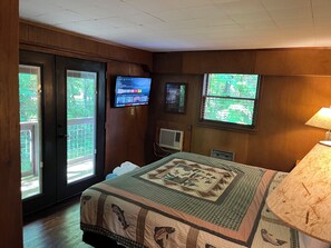 2 bedrooms, desk, travel crib, internet