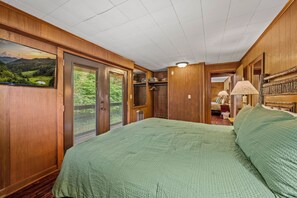 2 bedrooms, desk, travel crib, internet