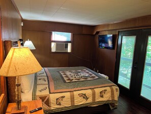 2 bedrooms, desk, travel crib, internet