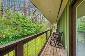 Terrace/patio - Riverside Cabin, minutes to Downtown Gatlinburg (Sevierville)