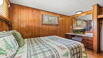 2 bedrooms, desk, travel crib, internet