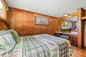 2 bedrooms, desk, travel cot, Internet