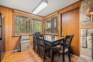 Dining - Riverside Cabin minutes to Downtown Gatlinburg (Sevierville)
