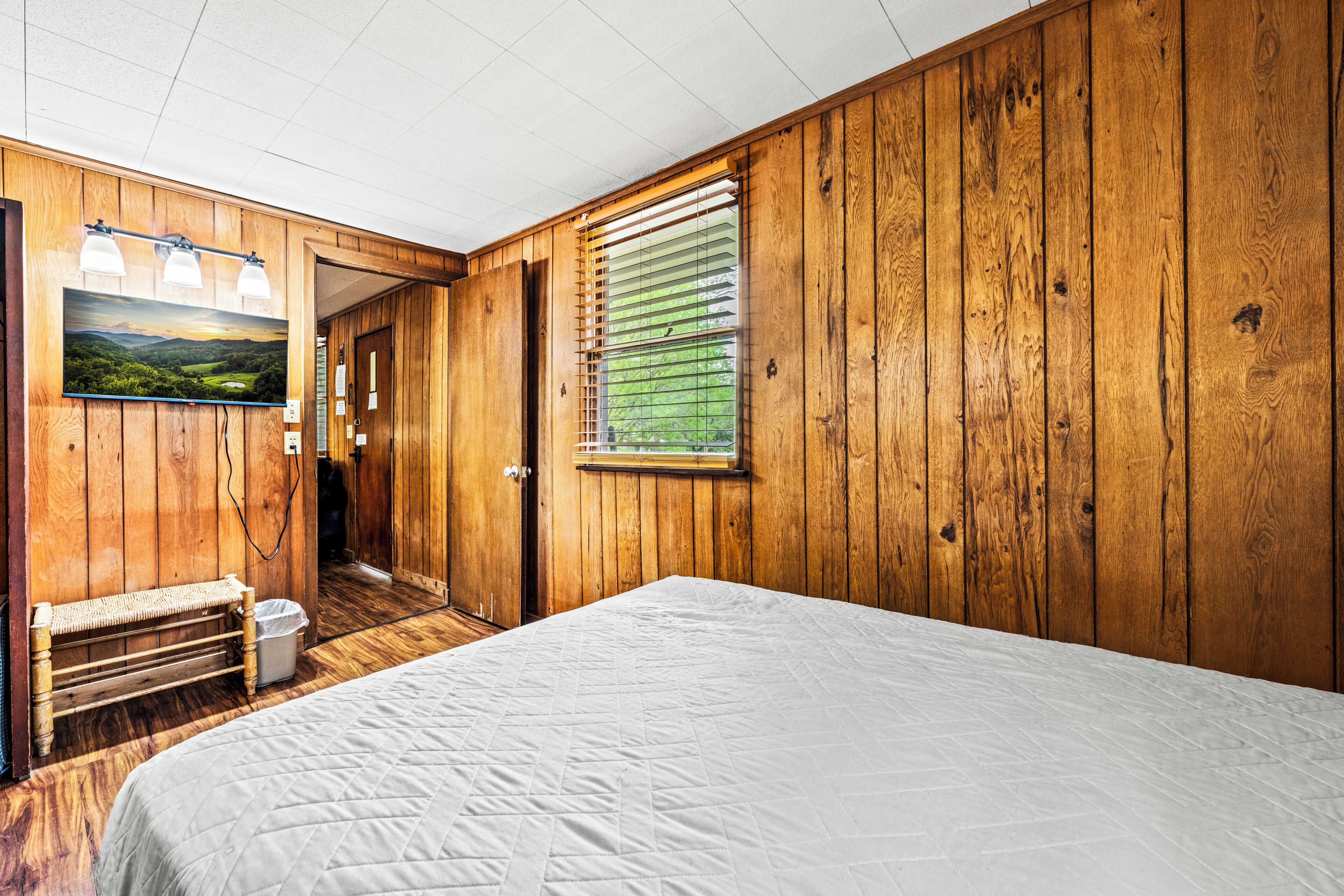 3 bedrooms, desk, travel cot, Internet