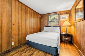 3 bedrooms, desk, travel crib, internet