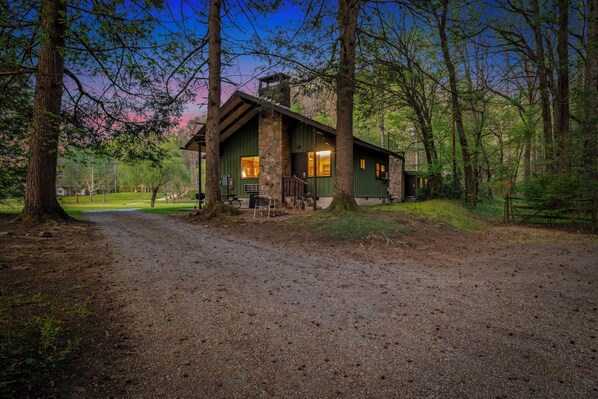 Exterior - Riverside Cabin minutes to Downtown Gatlinburg (Sevierville)