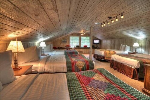 Beautiful riverside cabin, sleeps 18!