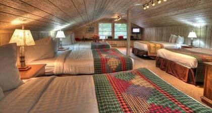 Beautiful riverside cabin, sleeps 18!