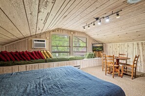 4 soverom, strykejern/-brett, reiseseng for barn og internettilgang