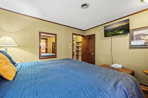 4 bedrooms, iron/ironing board, travel cot, Internet