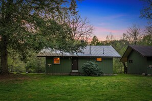 Exterior - Riverside Cabin, minutes to Downtown Gatlinburg! Includes tickets to Dollywood, Anakeesta, (Sevierville)