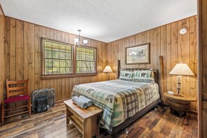 2 bedrooms, desk, travel cot, Internet - Riverside Cabin, minutes to Downtown Gatlinburg! Includes tickets to Dollywood, Anakeesta, (Sevierville)
