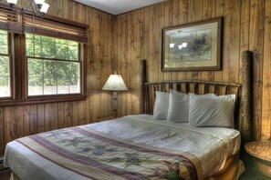 2 bedrooms, desk, travel cot, Internet