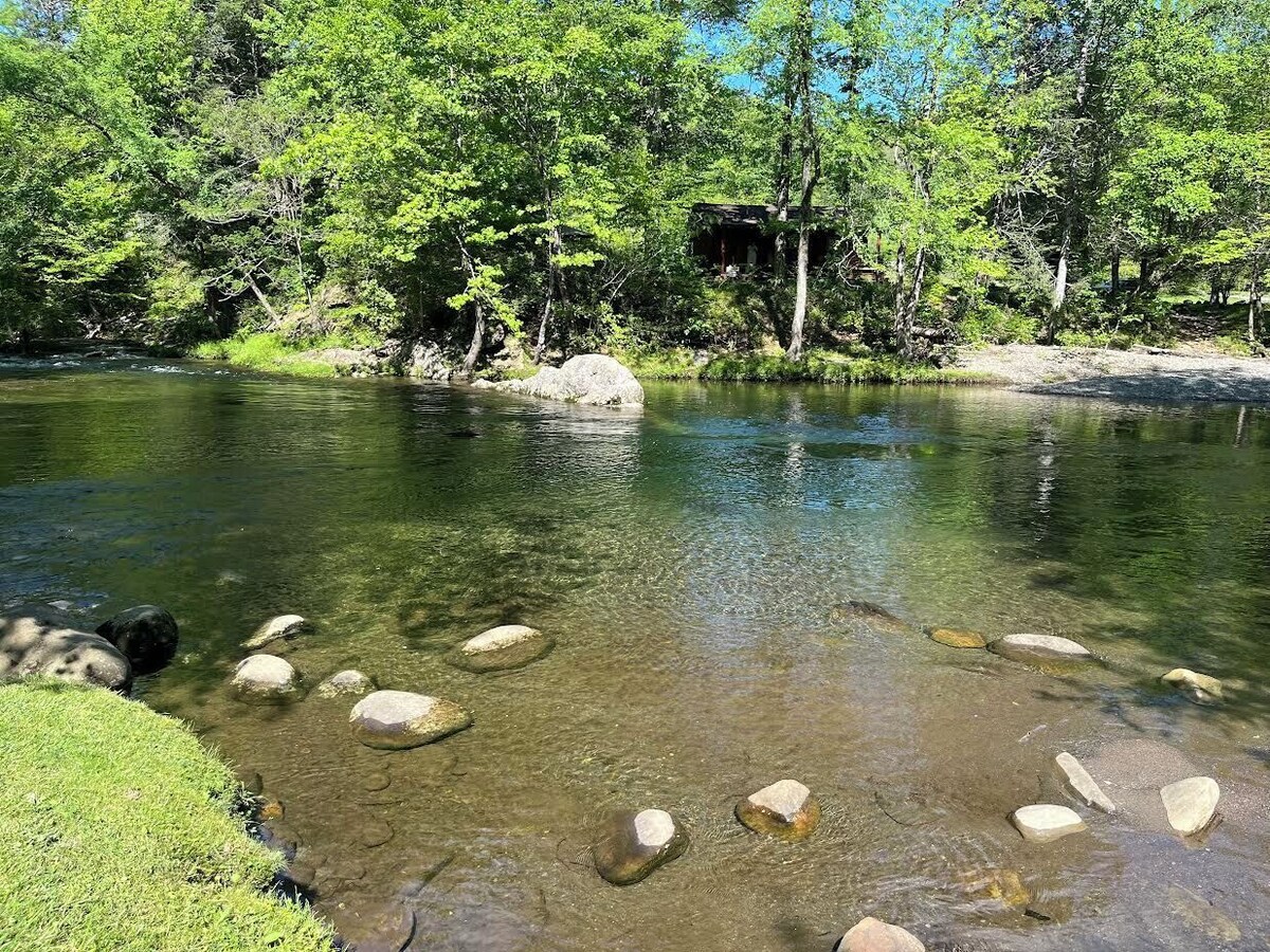 Riverside Cabin, minutes to Downtown Gatlinburg! Includes tickets to Dollywood, Anakeesta,