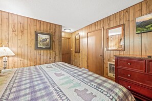 2 bedrooms, desk, travel cot, Internet