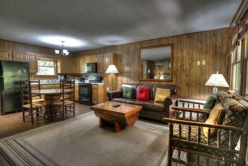 Riverside Cabin, minutes to Downtown Gatlinburg! Includes tickets to Dollywood, Anakeesta,