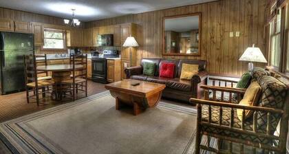 Riverside Cabin, minutes to Downtown Gatlinburg! Includes tickets to Dollywood, Anakeesta,