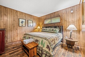 2 bedrooms, desk, travel cot, Internet