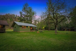 Property grounds - Riverside Cabin, minutes to Downtown Gatlinburg! Includes tickets to Dollywood, Anakeesta, (Sevierville)