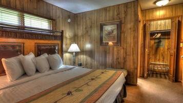 2 bedrooms, desk, travel crib, internet