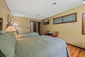 3 bedrooms, desk, travel cot, Internet