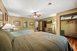 3 bedrooms, desk, travel crib, internet