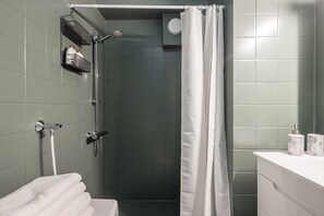 Haartrockner, Handtücher, Seife, Shampoo