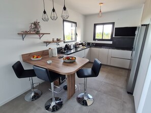 Fridge, microwave, oven, stovetop - Villa 2022 fully equipped for 8, private swimming pool, pétanque court, parking   (Zonza)