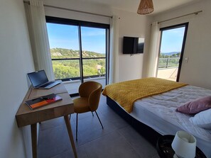 4 عدّة غرف نوم ومكتب ومكواة/لوح كي وسرير سفر