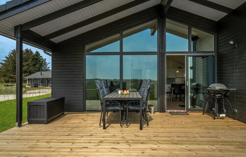 Amazing home in Grenaa with WiFi