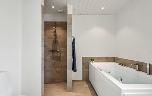 Shower - Amazing home in Grenaa with WiFi (Grenaa)