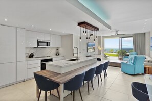 In-room dining - O Condominium Beachfront Residences (Oranjestad)