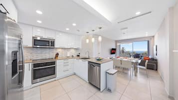 O Condo 24 | Private kitchen | Full-sized fridge, microwave, oven, stovetop