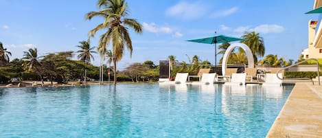 Piscine extérieure, parasols de plage, chaises longues