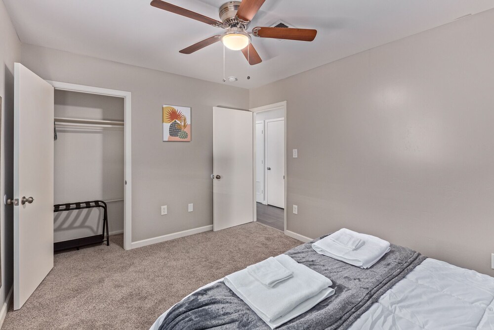 This house is a 4 bedroom(s), 2 bathrooms, located in Tempe, AZ