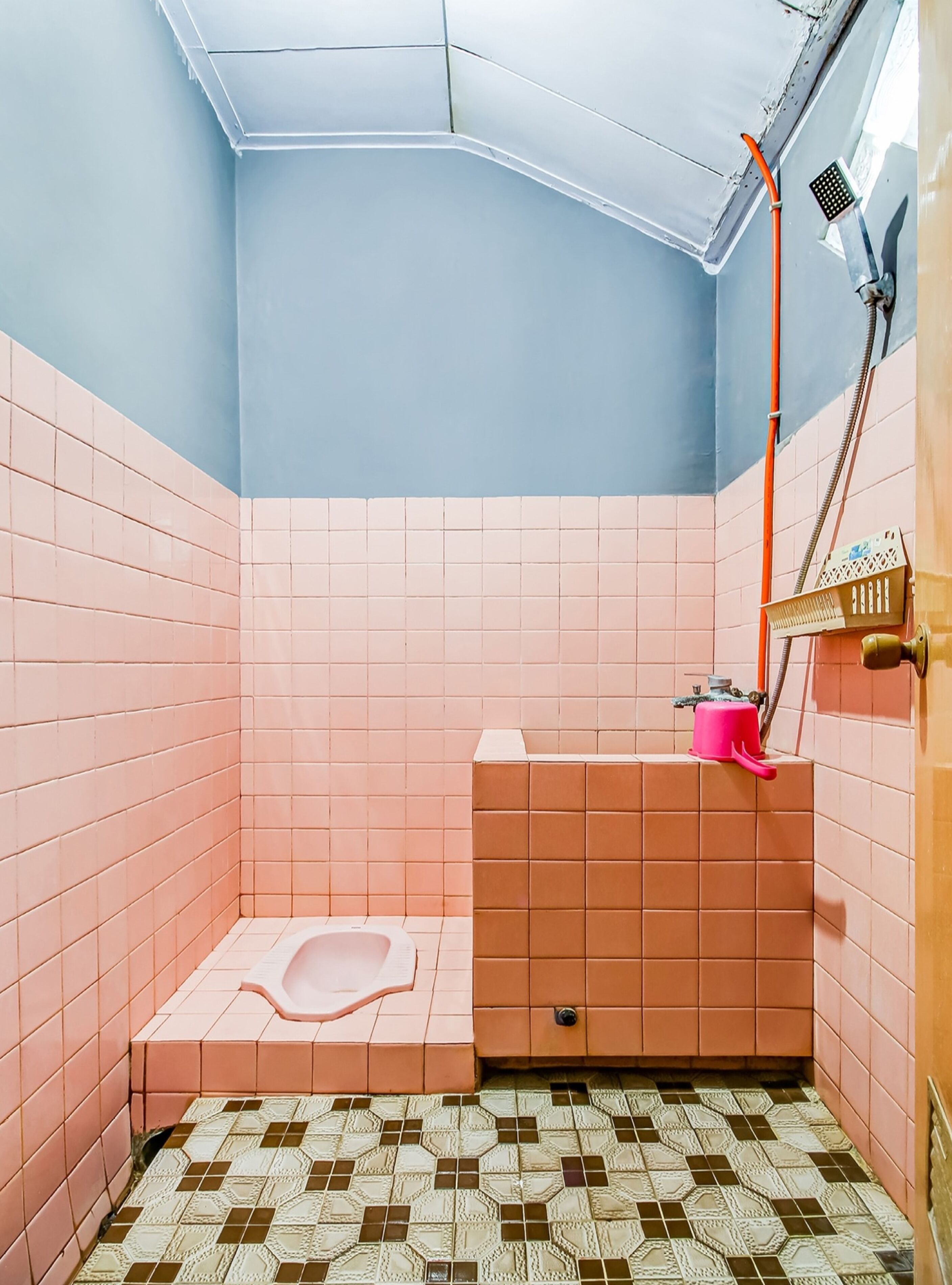 Kamar Double Deluks | Kamar mandi | Shower, perlengkapan mandi gratis,  dan handuk