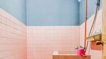 Kamar Double Deluks | Kamar mandi | Shower, perlengkapan mandi gratis, dan handuk