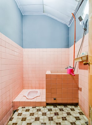 Deluxe tweepersoonskamer | Badkamer | Een douche, gratis toiletartikelen, handdoeken