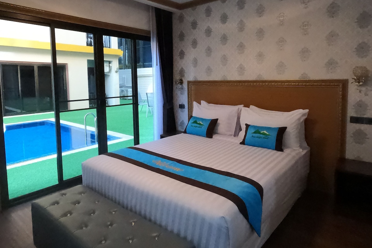 Minibar, free WiFi, bed sheets