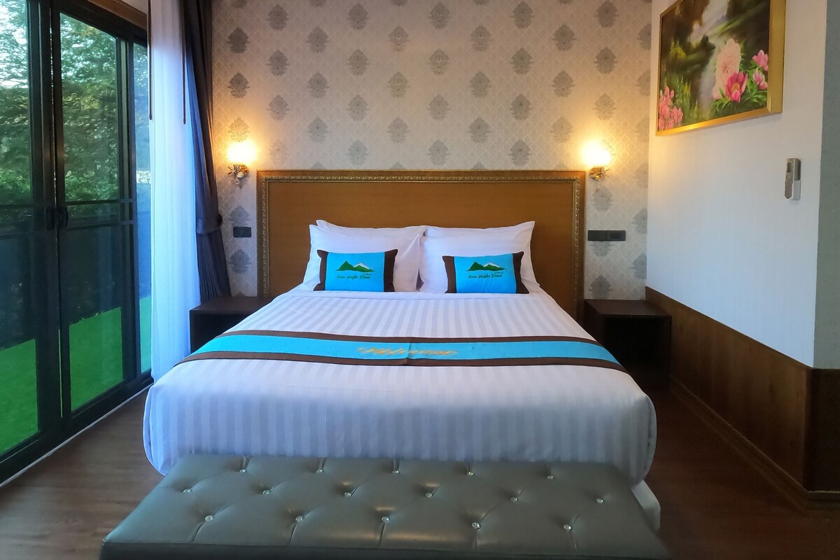 Minibar, free WiFi, bed sheets