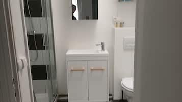 Een douche, een haardroger, handdoeken, zeep